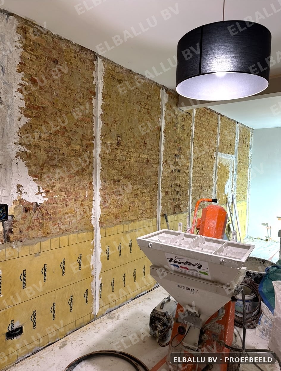 Voorbereiding van een bestaande wand voor renovatie en nieuw pleisterwerk