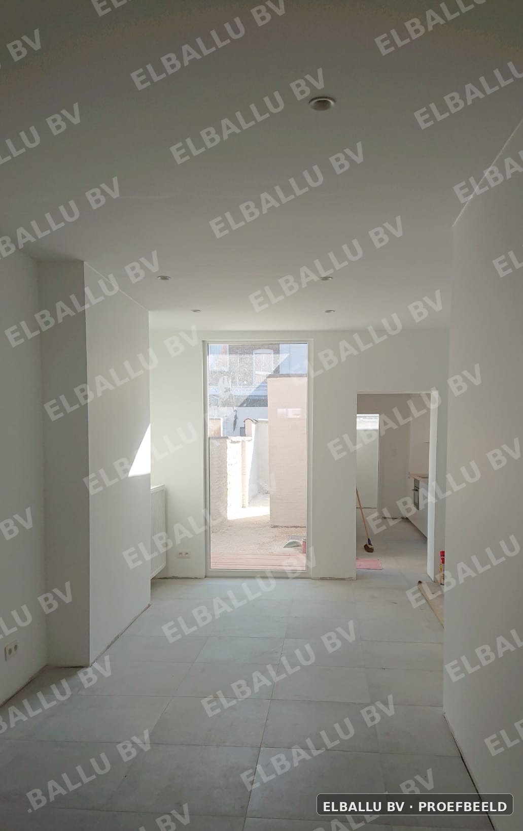 Gerenoveerde living met gyprocplafond en bezette muren