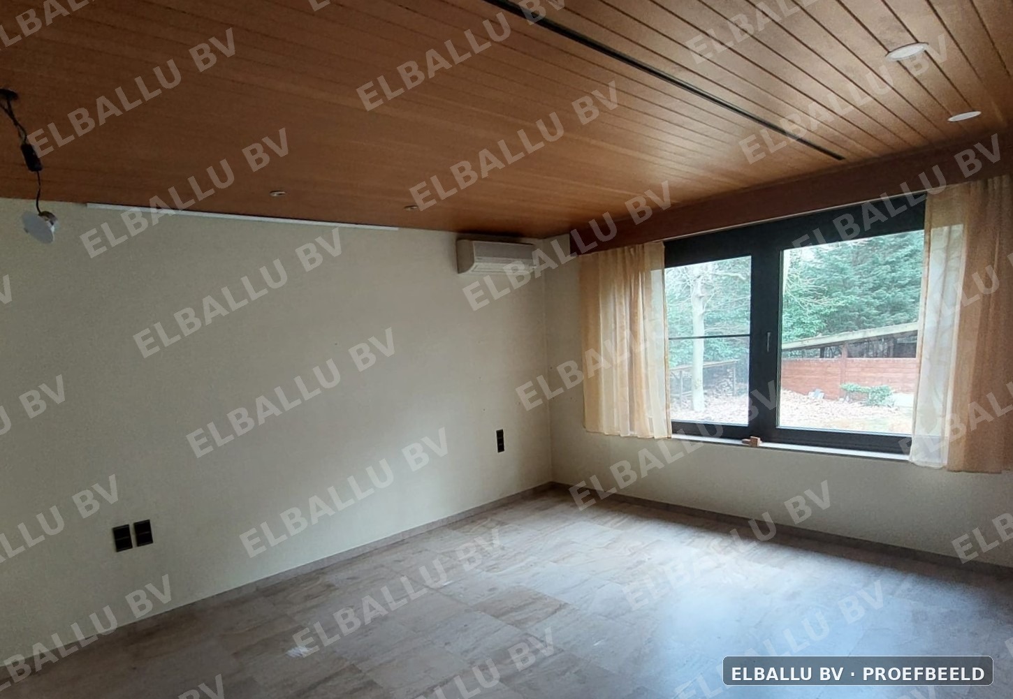 Bestaande slaapkamer met houten plafond